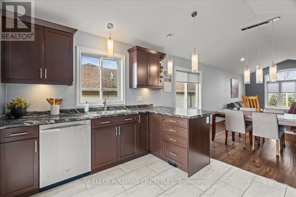 4008 Edward Street, Petrolia, ON - Indoor Photo Showing Kitchen With Upgraded Kitchen