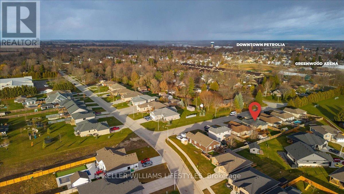 4008 Edward Street, Petrolia, ON - Outdoor With View