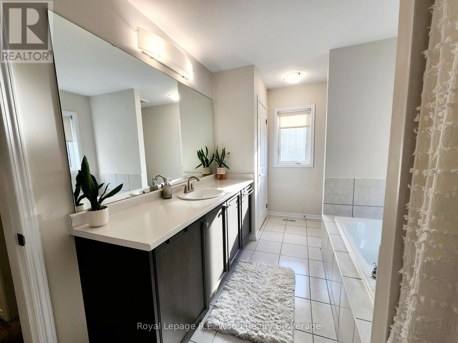 93 Cactus Crescent, Hamilton (Stoney Creek Mountain), ON - Indoor Photo Showing Bathroom