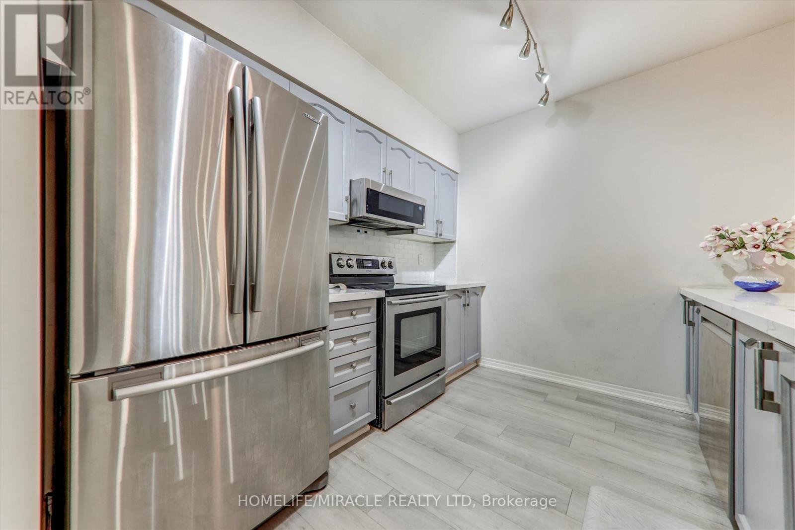 106 - 7340 Markham Road, Markham, ON - Indoor Photo Showing Kitchen With Upgraded Kitchen