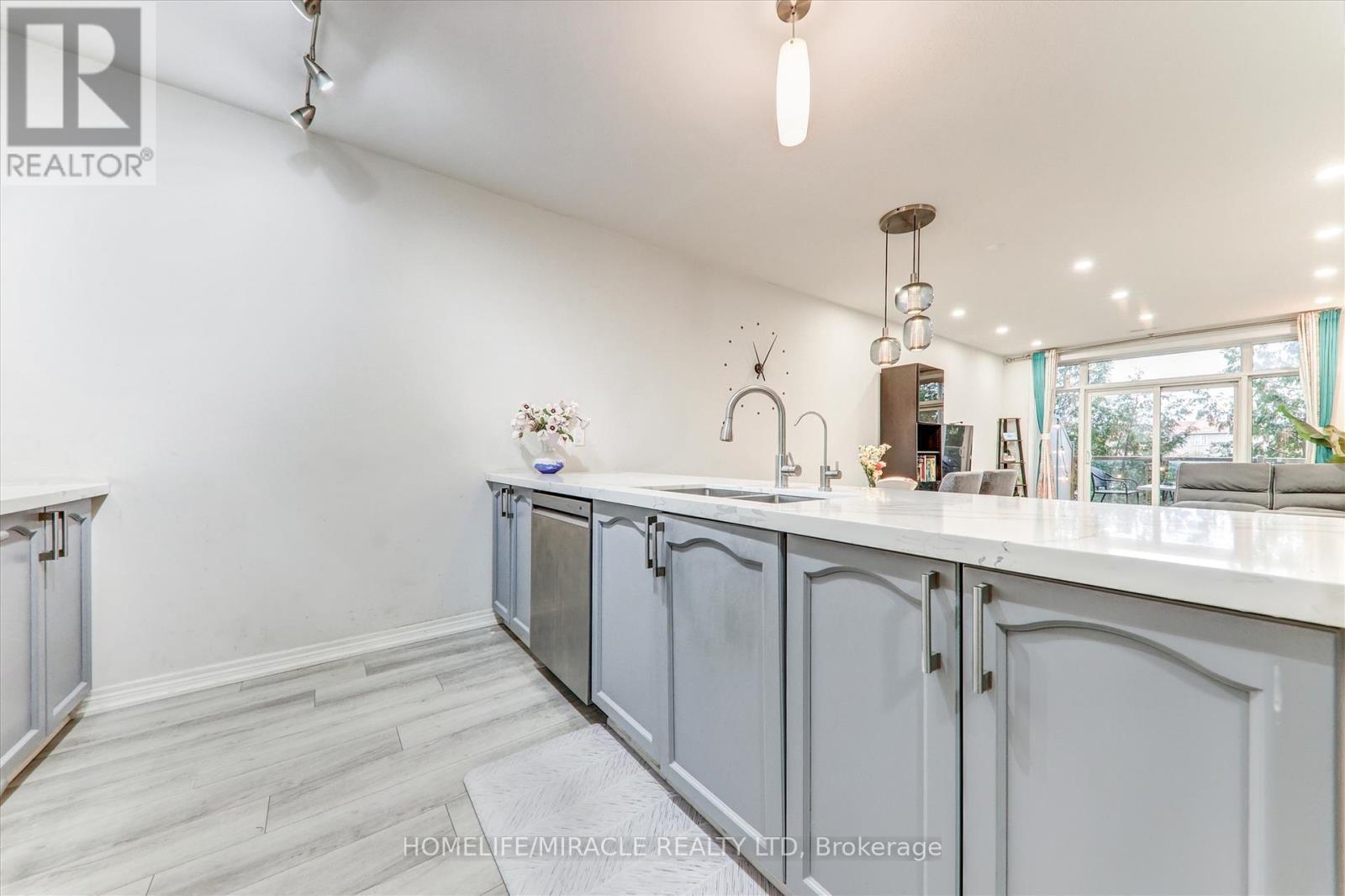 106 - 7340 Markham Road, Markham, ON - Indoor Photo Showing Kitchen With Upgraded Kitchen