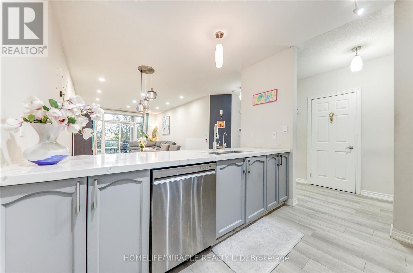 106 - 7340 Markham Road, Markham, ON - Indoor Photo Showing Kitchen With Upgraded Kitchen