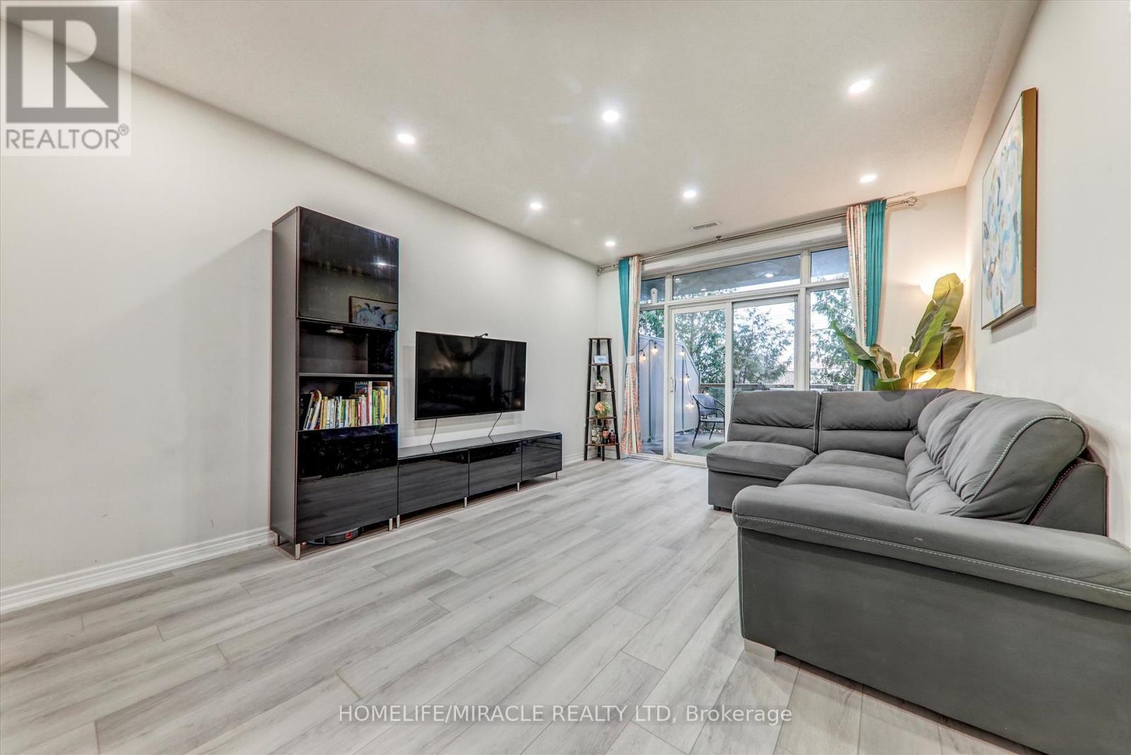 106 - 7340 Markham Road, Markham, ON - Indoor Photo Showing Living Room