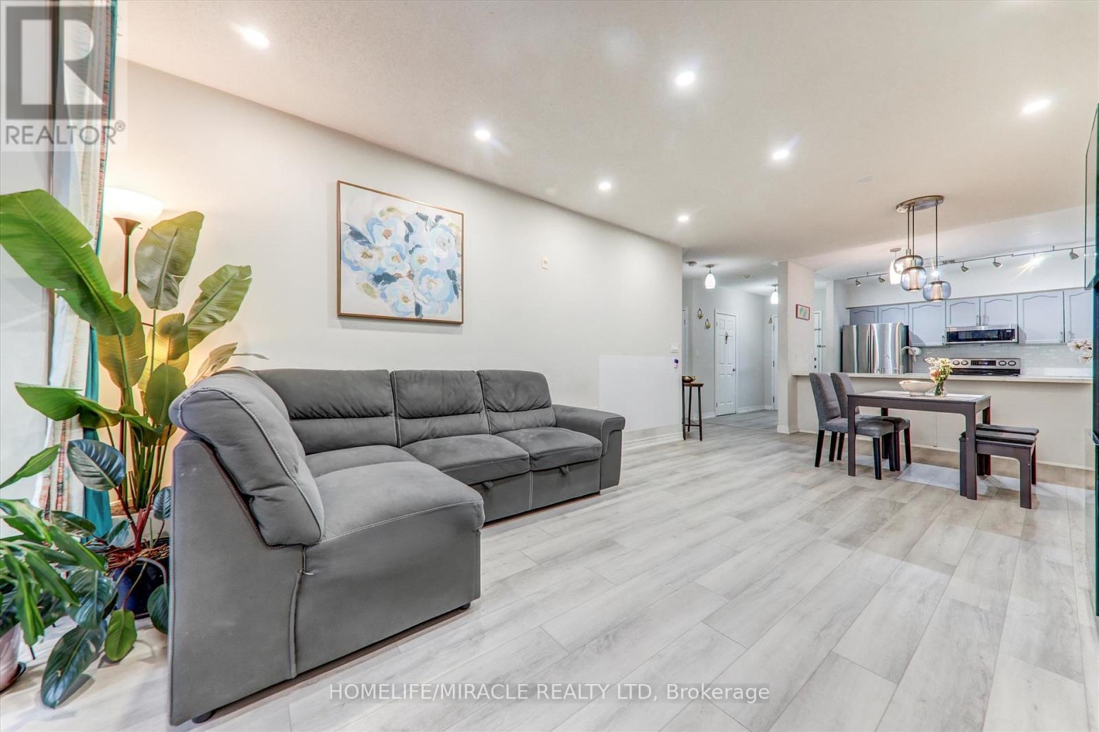106 - 7340 Markham Road, Markham, ON - Indoor Photo Showing Living Room