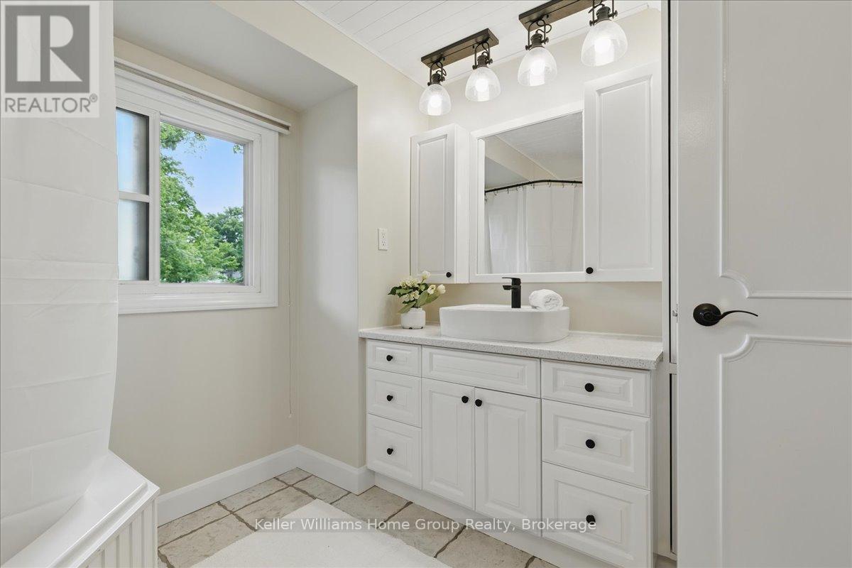 348 Old Stone Road, Waterloo, ON - Indoor Photo Showing Bathroom