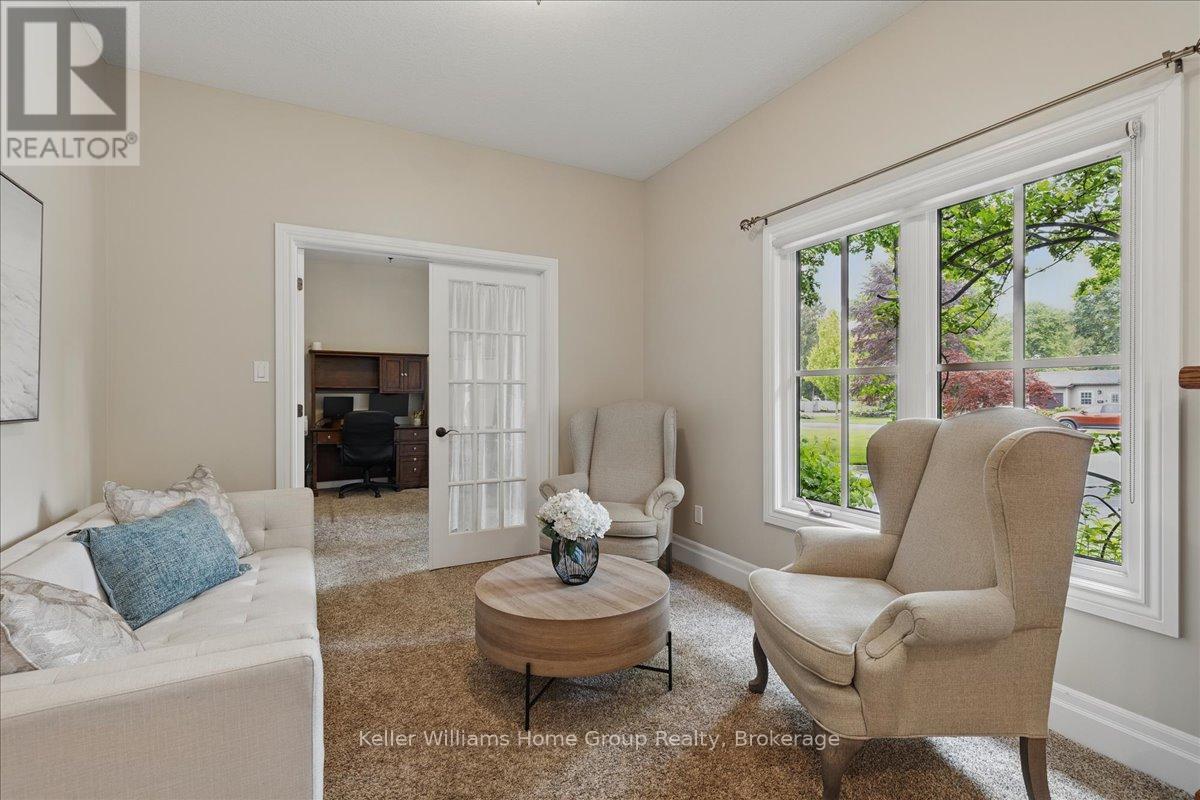 348 Old Stone Road, Waterloo, ON - Indoor Photo Showing Living Room