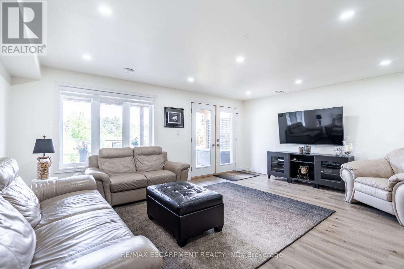 16 Whiting Drive, Brant, ON - Indoor Photo Showing Living Room