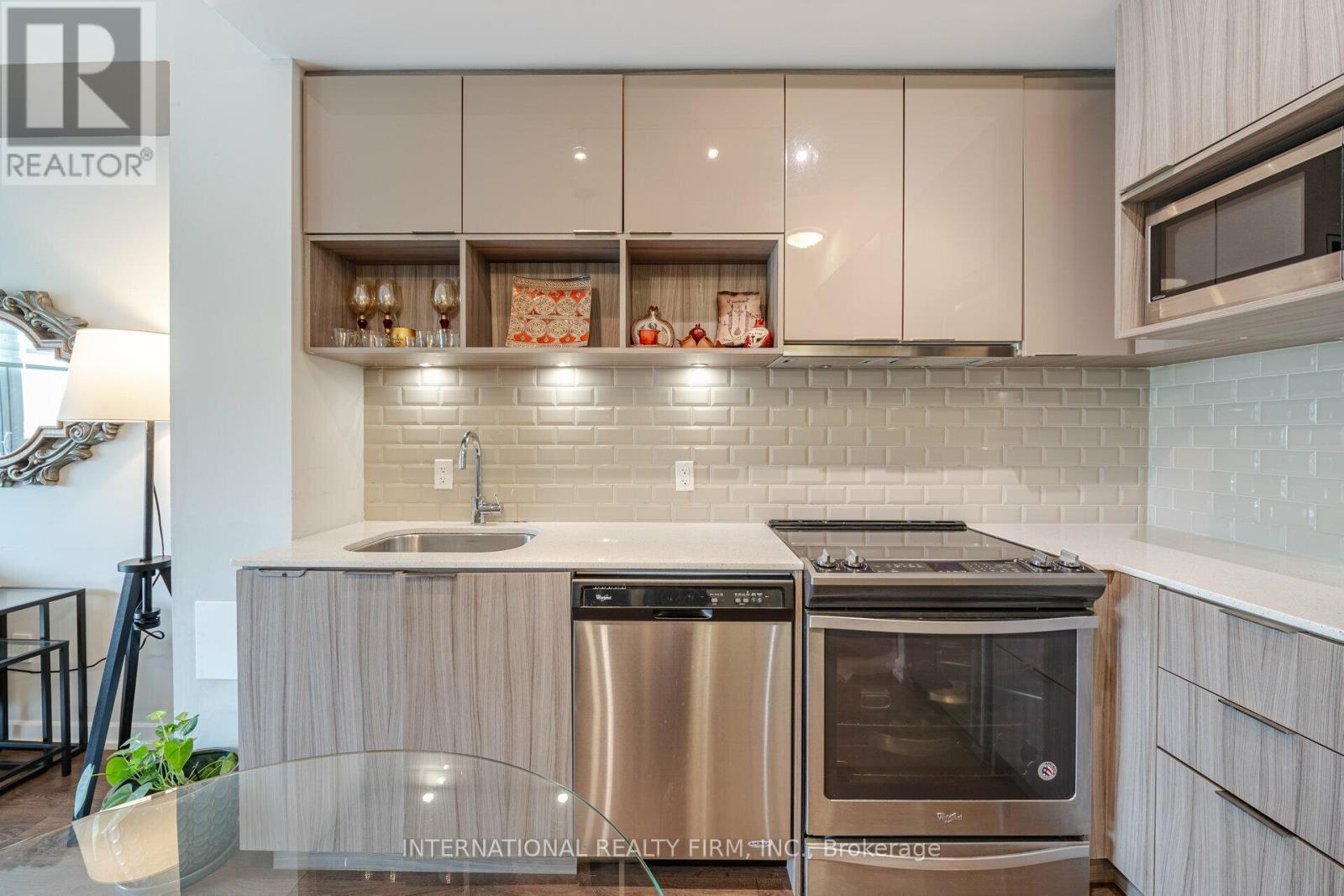 303 - 52 Forest Manor Road, Toronto, ON - Indoor Photo Showing Kitchen With Upgraded Kitchen
