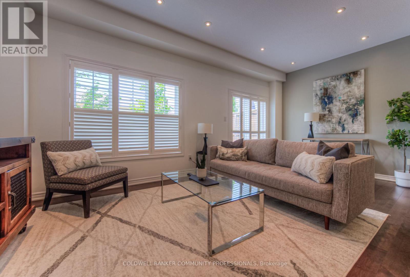 38 - 215 Dundas Street E, Hamilton, ON - Indoor Photo Showing Living Room