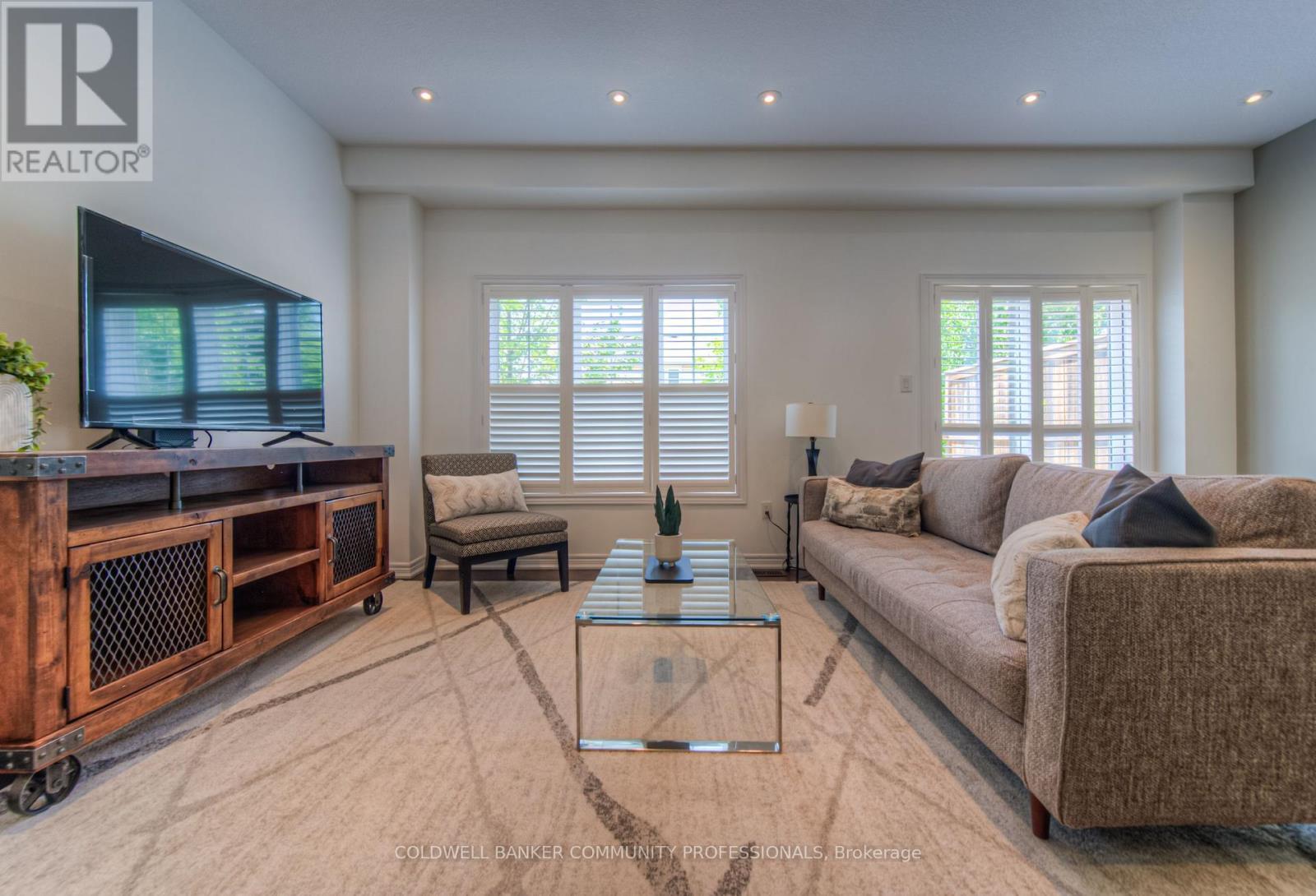 38 - 215 Dundas Street E, Hamilton, ON - Indoor Photo Showing Living Room