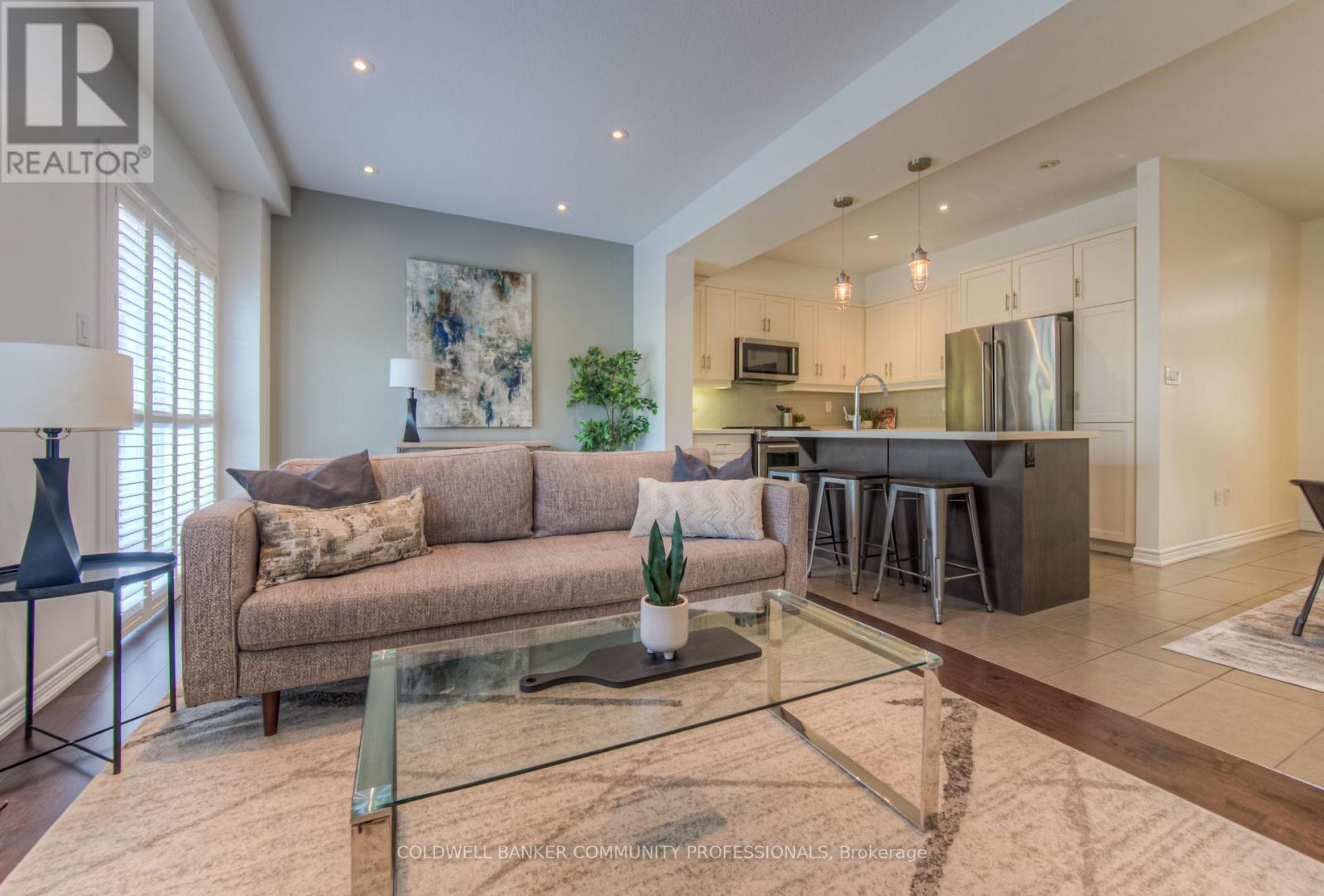 38 - 215 Dundas Street E, Hamilton, ON - Indoor Photo Showing Living Room