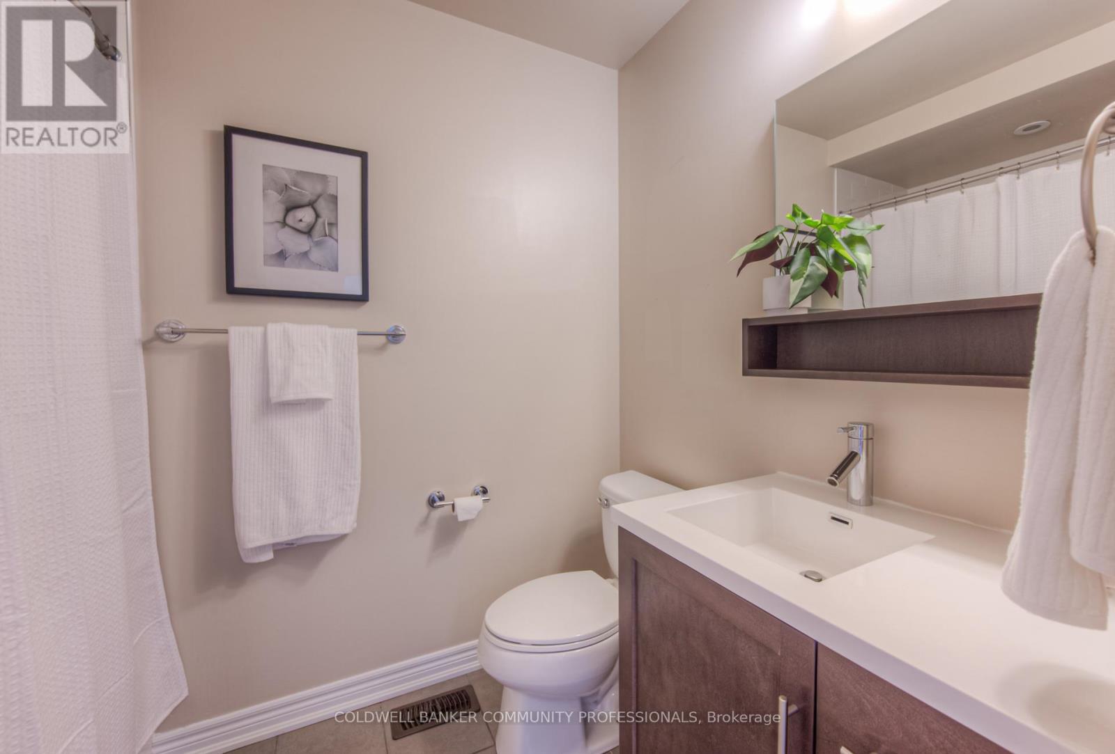 38 - 215 Dundas Street E, Hamilton, ON - Indoor Photo Showing Bathroom