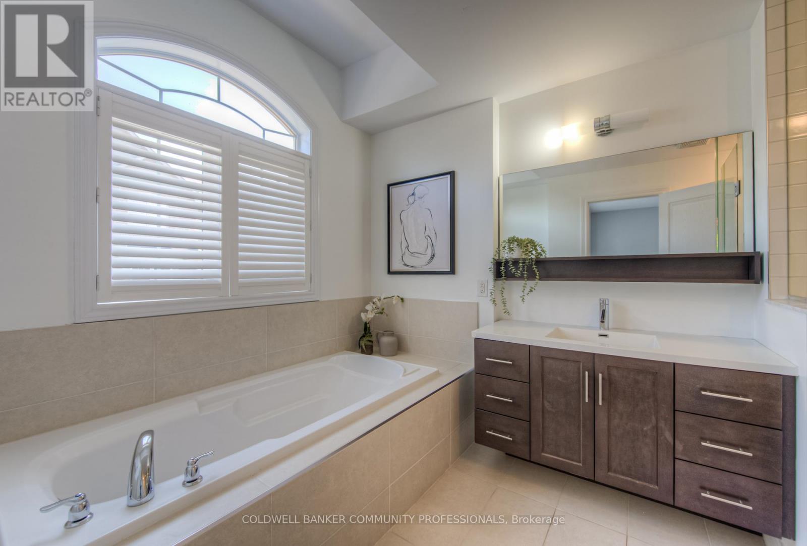 38 - 215 Dundas Street E, Hamilton, ON - Indoor Photo Showing Bathroom