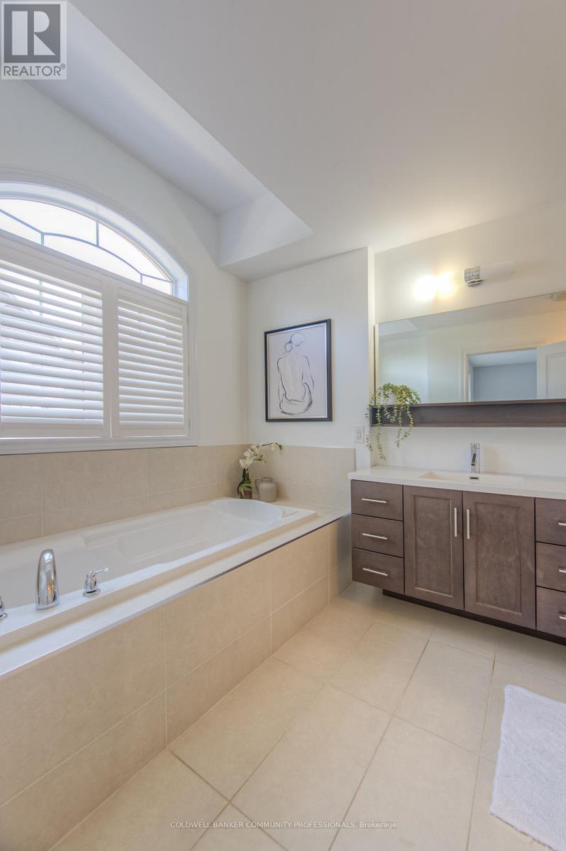 38 - 215 Dundas Street E, Hamilton, ON - Indoor Photo Showing Bathroom