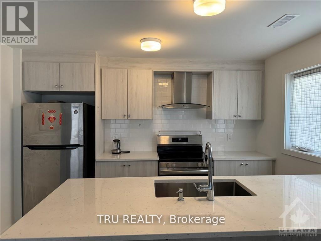 956 Chapman Mills Drive, Ottawa, ON - Indoor Photo Showing Kitchen