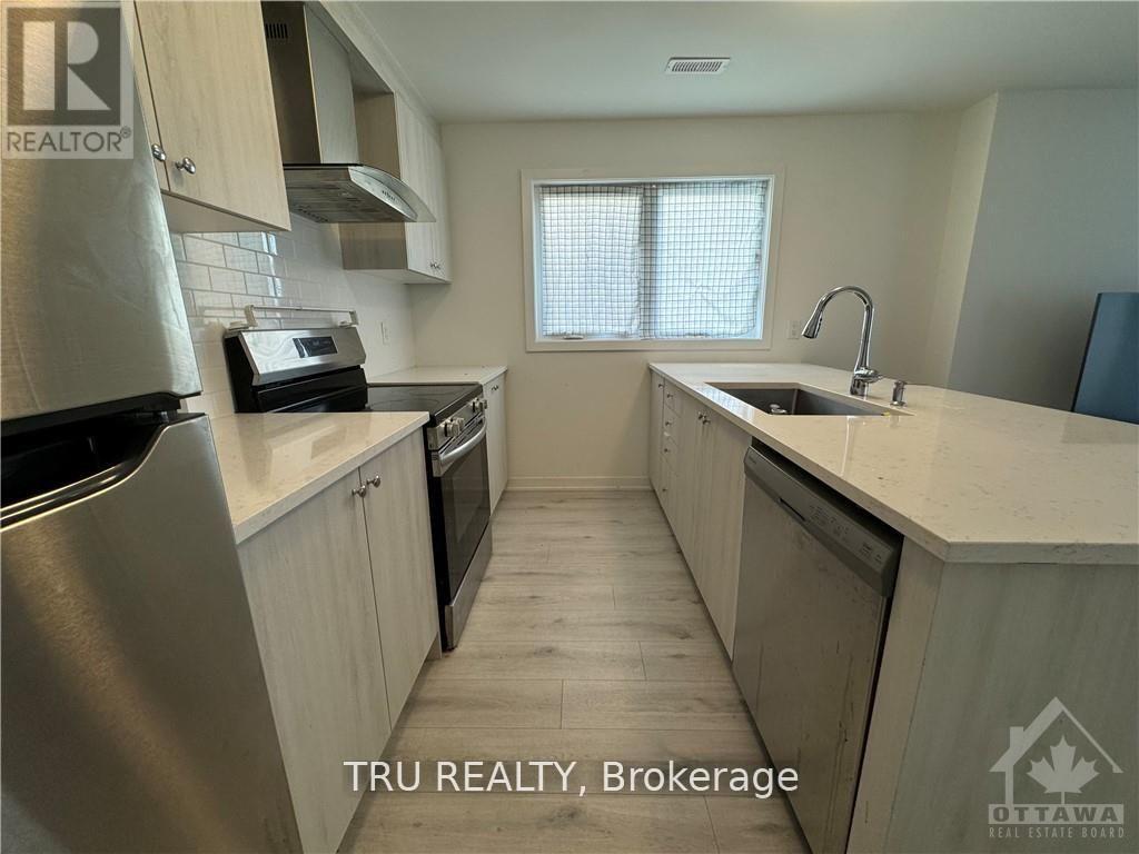 956 Chapman Mills Drive, Ottawa, ON - Indoor Photo Showing Kitchen