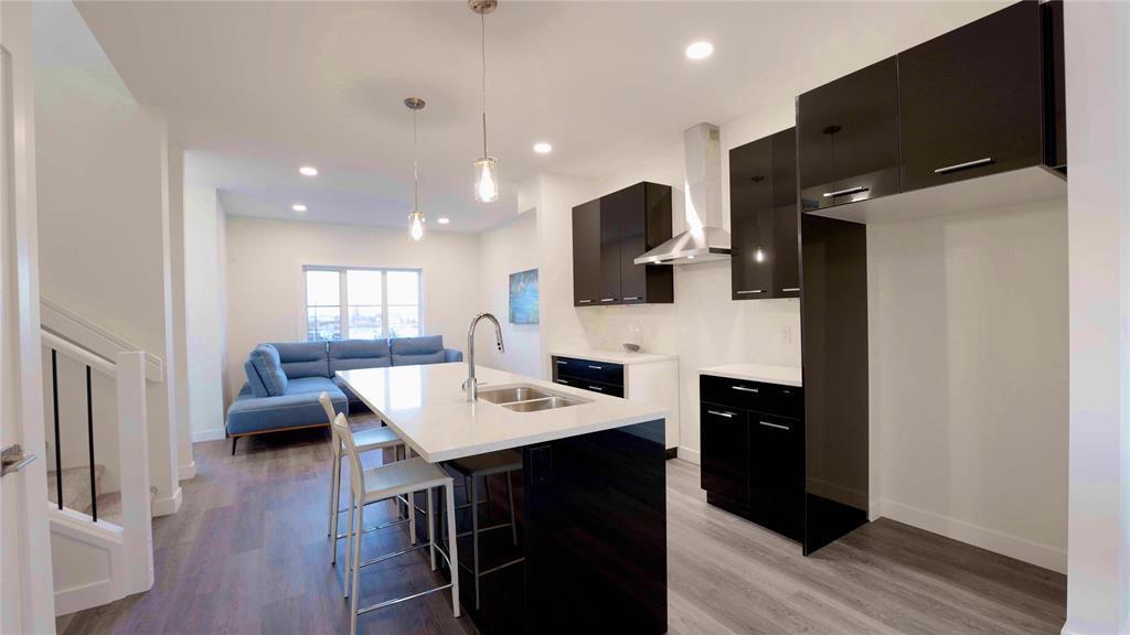 122 Meadowlands Drive, West St Paul, MB - Indoor Photo Showing Kitchen With Double Sink With Upgraded Kitchen