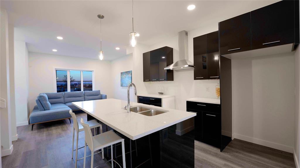 122 Meadowlands Drive, West St Paul, MB - Indoor Photo Showing Kitchen With Double Sink With Upgraded Kitchen