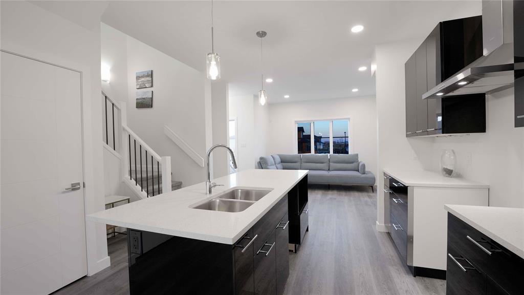 122 Meadowlands Drive, West St Paul, MB - Indoor Photo Showing Kitchen With Double Sink