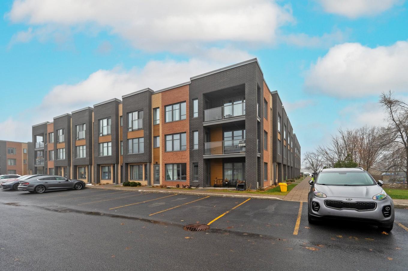 Parking - 4526 Rue La Perrière, Longueuil (Saint-Hubert), QC - Outdoor With Facade