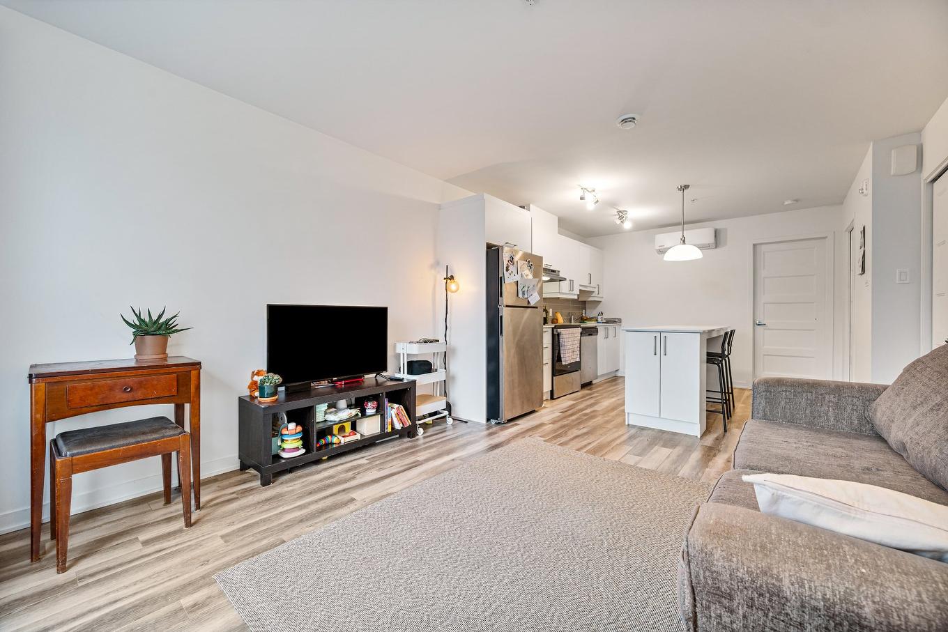 Overall view - 4526 Rue La Perrière, Longueuil (Saint-Hubert), QC - Indoor Photo Showing Living Room