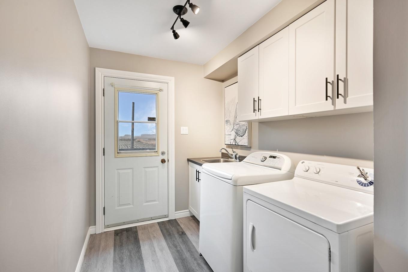 Laundry room - 1924 94E Avenue, Saint-Blaise-Sur-Richelieu, QC - Indoor Photo Showing Laundry Room