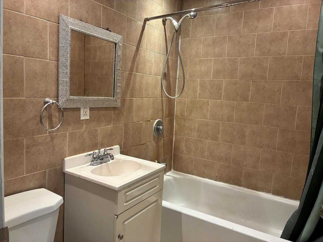 Bathroom - 3902 Av. De Repentigny, Montréal (Mercier/Hochelaga-Maisonneuve), QC - Indoor Photo Showing Bathroom