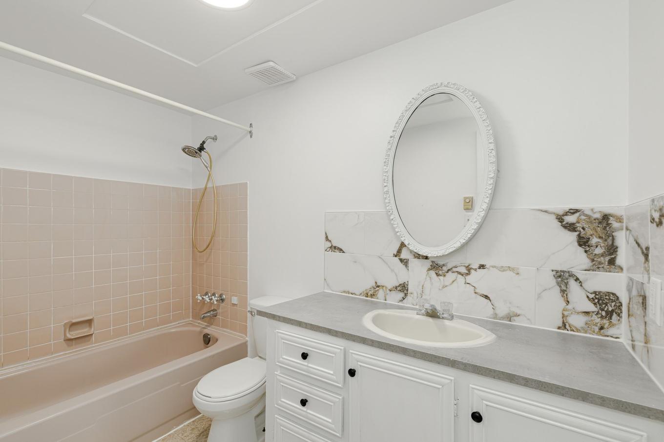 Bathroom - 4958 Rue Lake, Dollard-Des-Ormeaux, QC - Indoor Photo Showing Bathroom