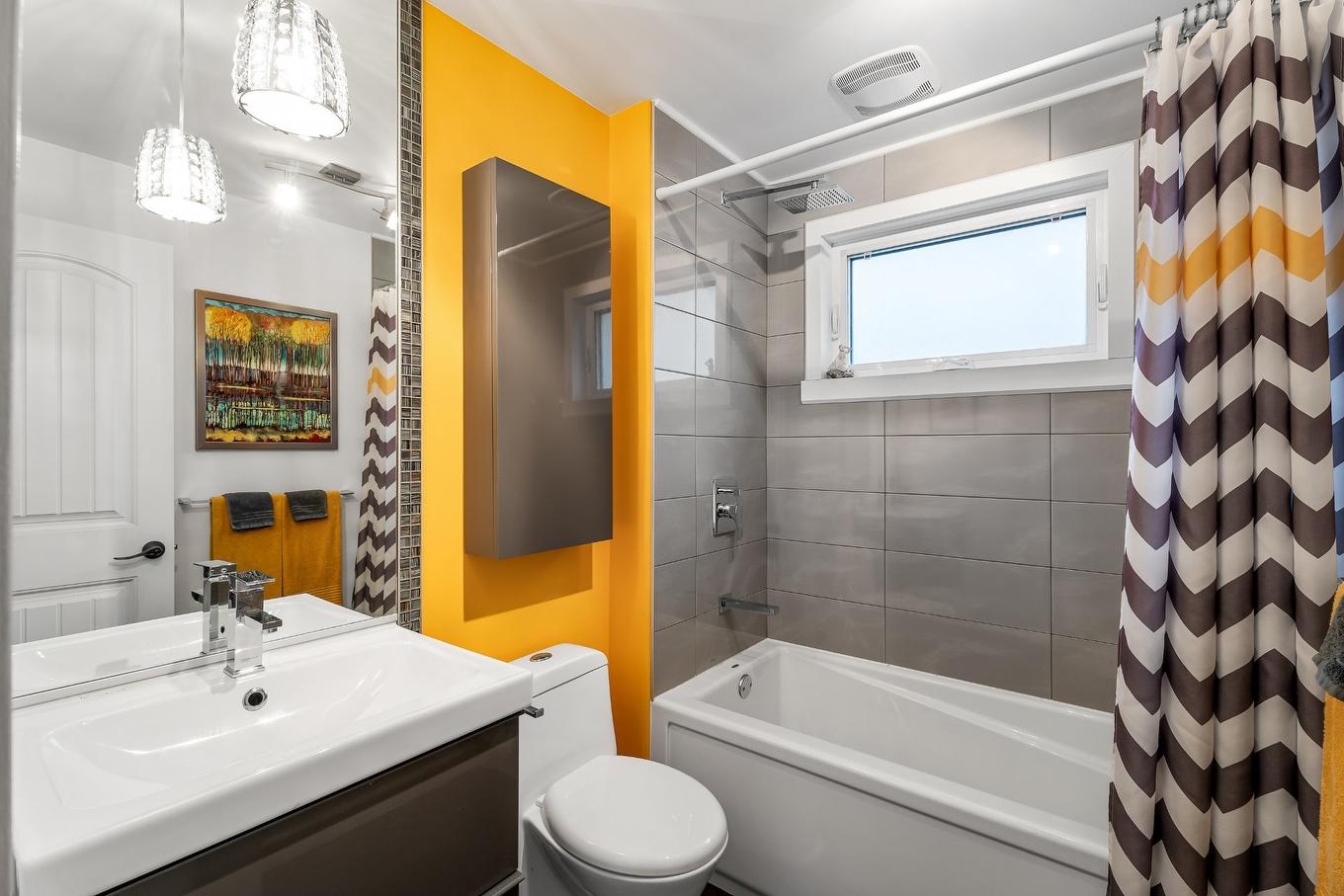 Bathroom - 1003 Rue Chaumont, Chambly, QC - Indoor Photo Showing Bathroom