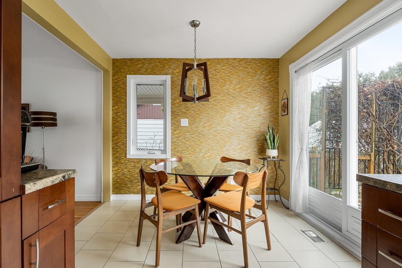 Kitchen - 1003 Rue Chaumont, Chambly, QC - Photo Showing Dining Room
