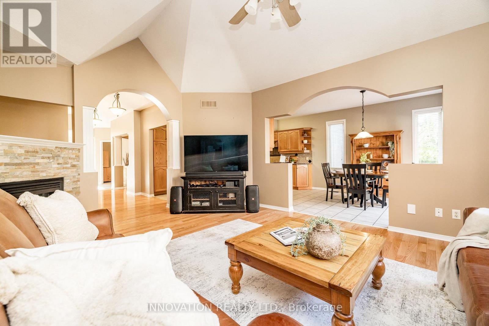 Wide hallways and entrances - 25 Kyle Avenue, Ottawa, ON - Indoor Photo Showing Living Room