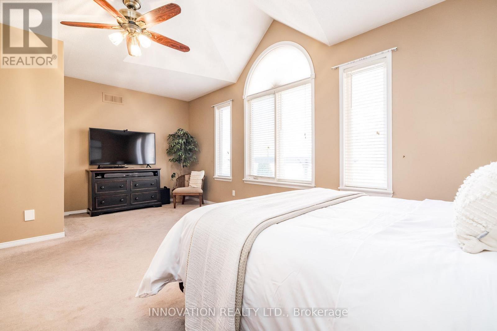 Vaulted bedroom ceiling - 25 Kyle Avenue, Ottawa, ON - Indoor Photo Showing Bedroom