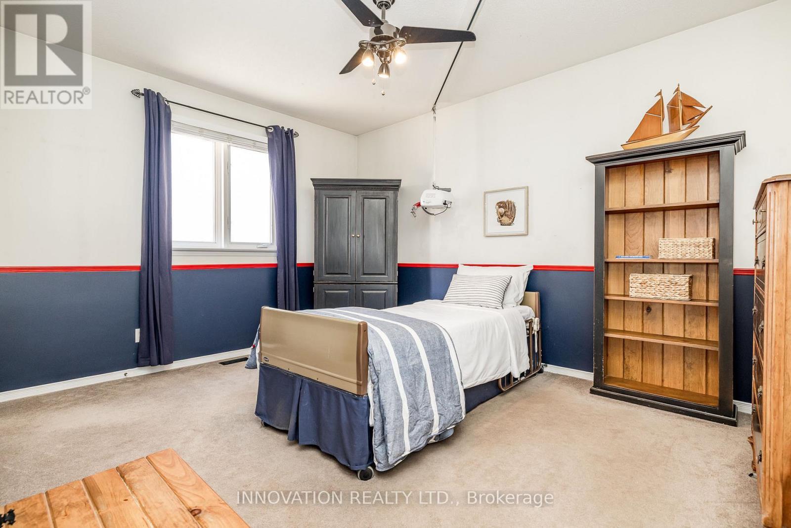 Oversized 2nd bedroom - 25 Kyle Avenue, Ottawa, ON - Indoor Photo Showing Bedroom