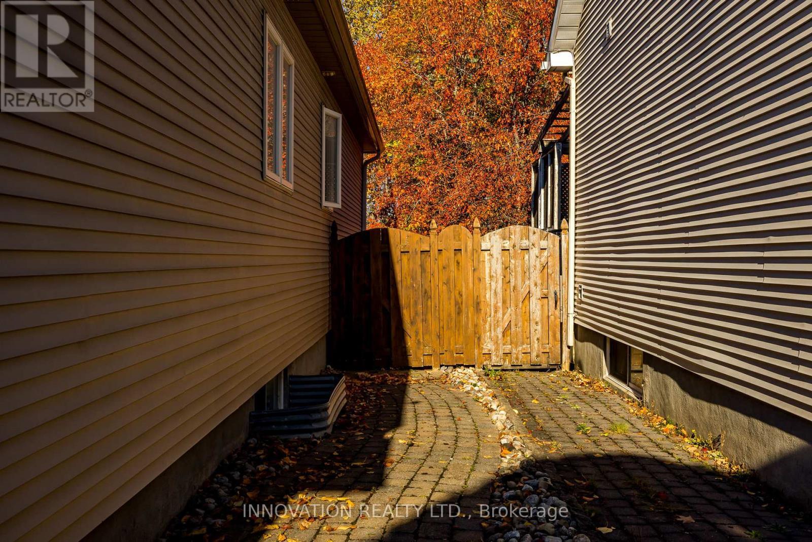 Gentle slope to rear yard for accessibility - 25 Kyle Avenue, Ottawa, ON -