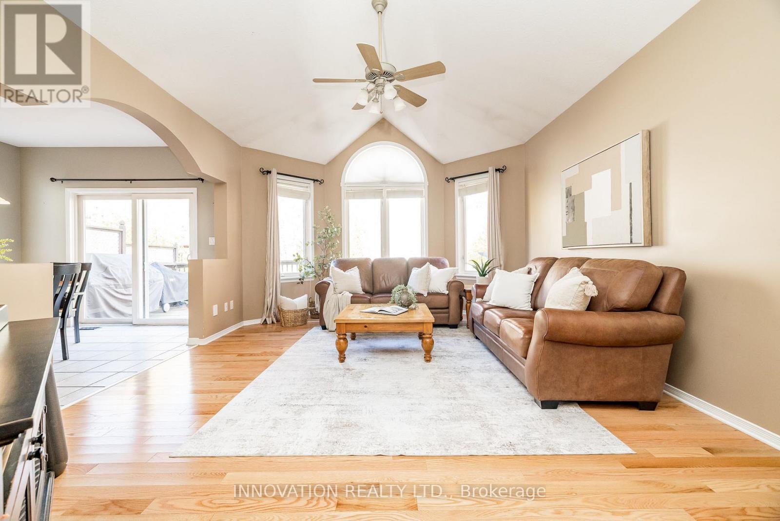 Family room with large transom window - 25 Kyle Avenue, Ottawa, ON - Indoor
