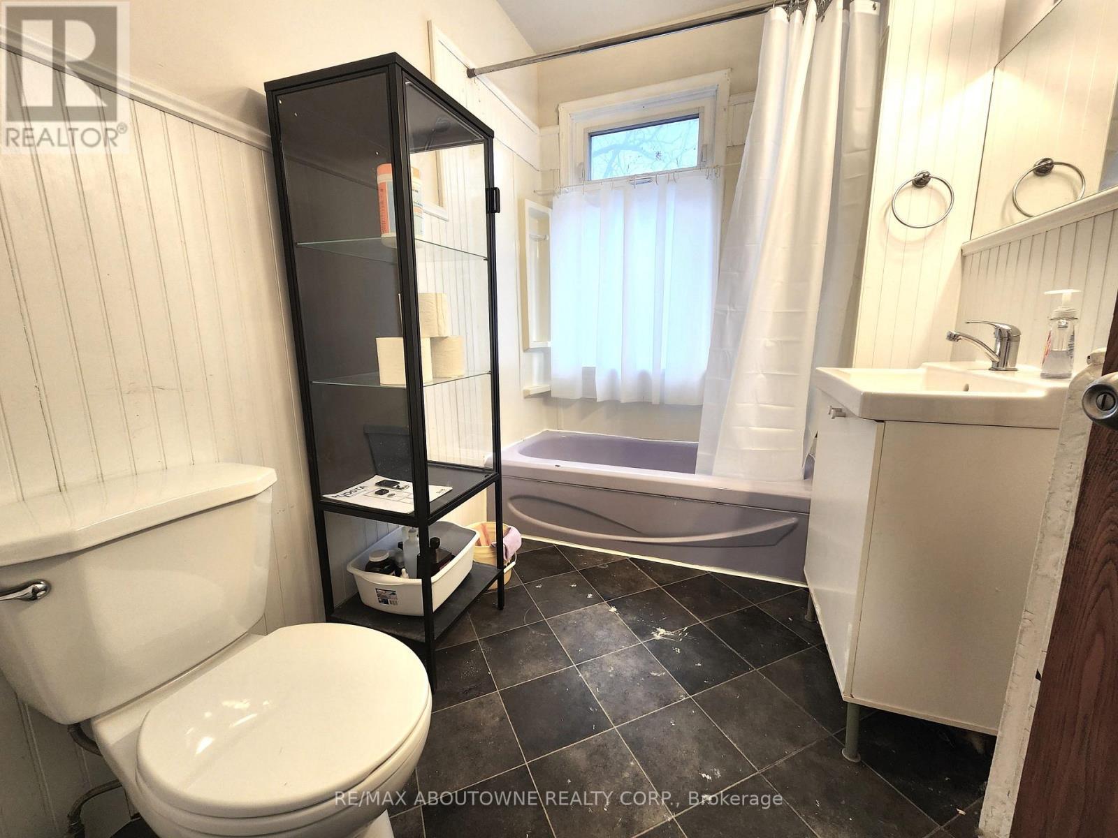 72 William Street, Hamilton, ON - Indoor Photo Showing Bathroom