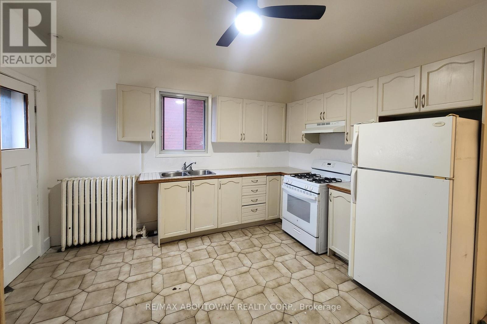 72 William Street, Hamilton, ON - Indoor Photo Showing Kitchen With Double Sink