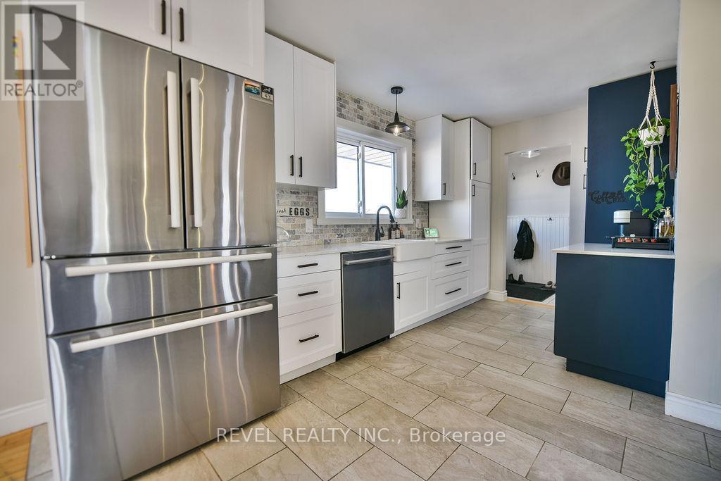 2104 Jaguar Drive, Timmins (Mtj - 101 West), ON - Indoor Photo Showing Kitchen