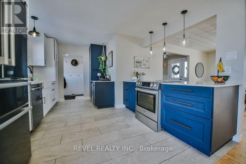 2104 Jaguar Drive, Timmins (Mtj - 101 West), ON - Indoor Photo Showing Kitchen With Upgraded Kitchen