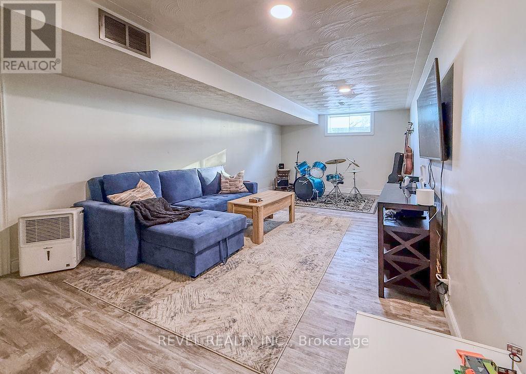 2104 Jaguar Drive, Timmins (Mtj - 101 West), ON - Indoor