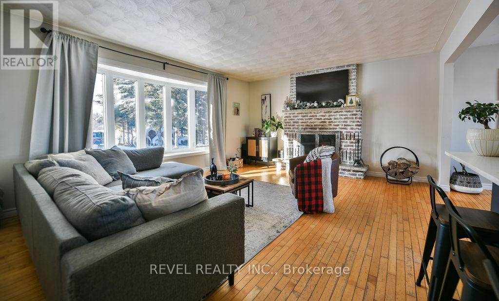 2104 Jaguar Drive, Timmins (Mtj - 101 West), ON - Indoor Photo Showing Living Room With Fireplace