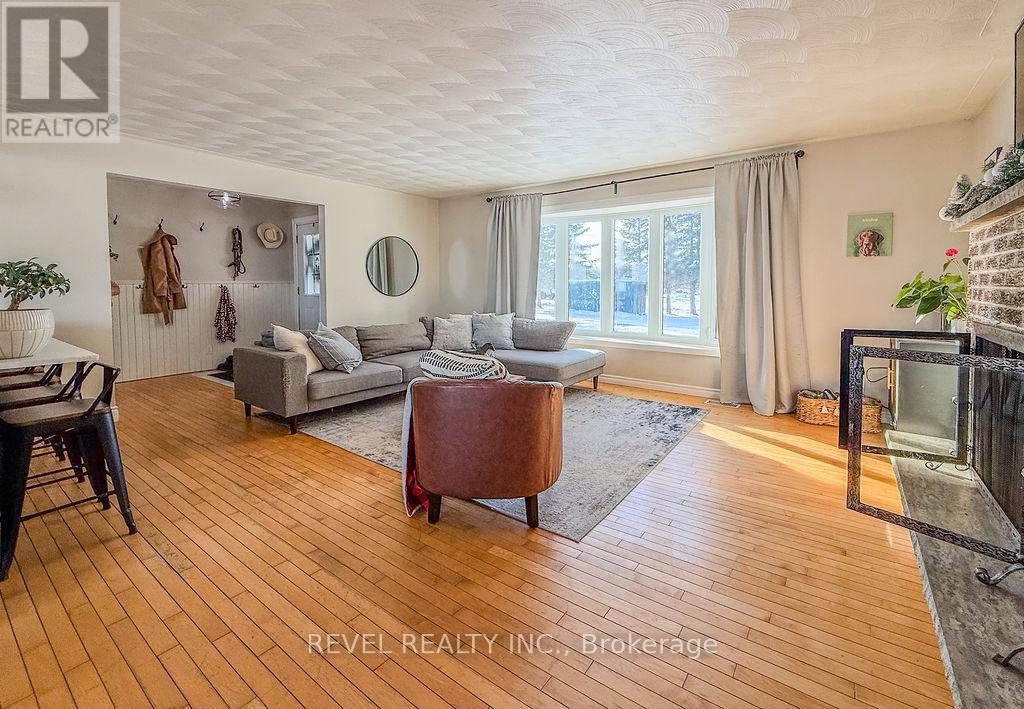 2104 Jaguar Drive, Timmins (Mtj - 101 West), ON - Indoor Photo Showing Living Room