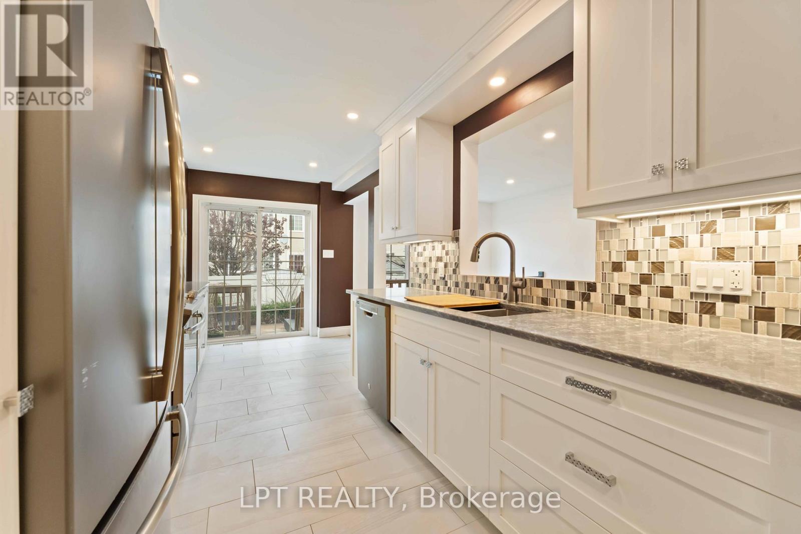 213 Idlewild Private, Ottawa, ON - Indoor Photo Showing Kitchen With Upgraded Kitchen