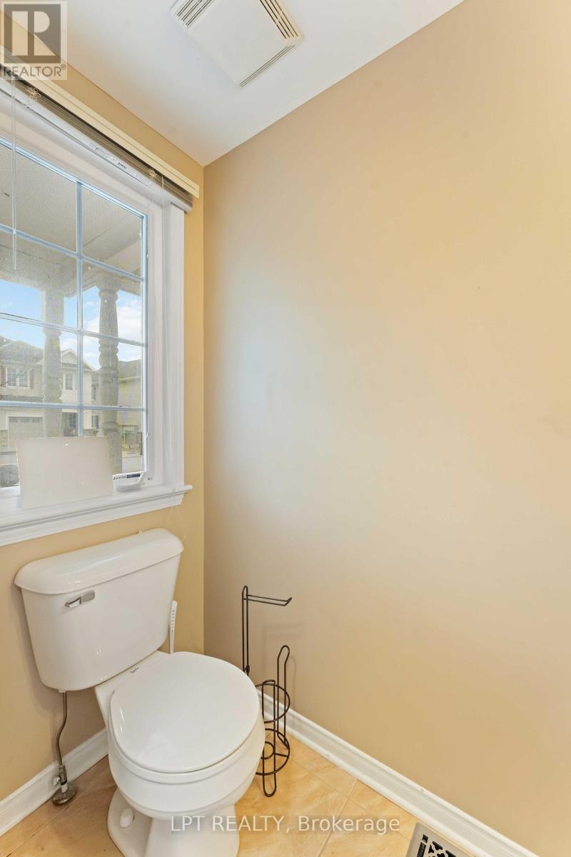 213 Idlewild Private, Ottawa, ON - Indoor Photo Showing Bathroom
