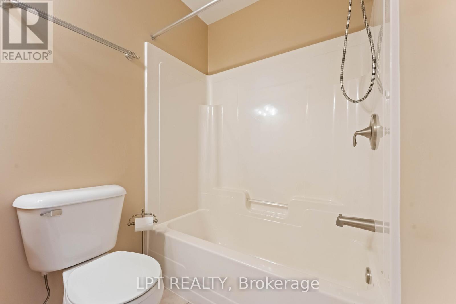 213 Idlewild Private, Ottawa, ON - Indoor Photo Showing Bathroom