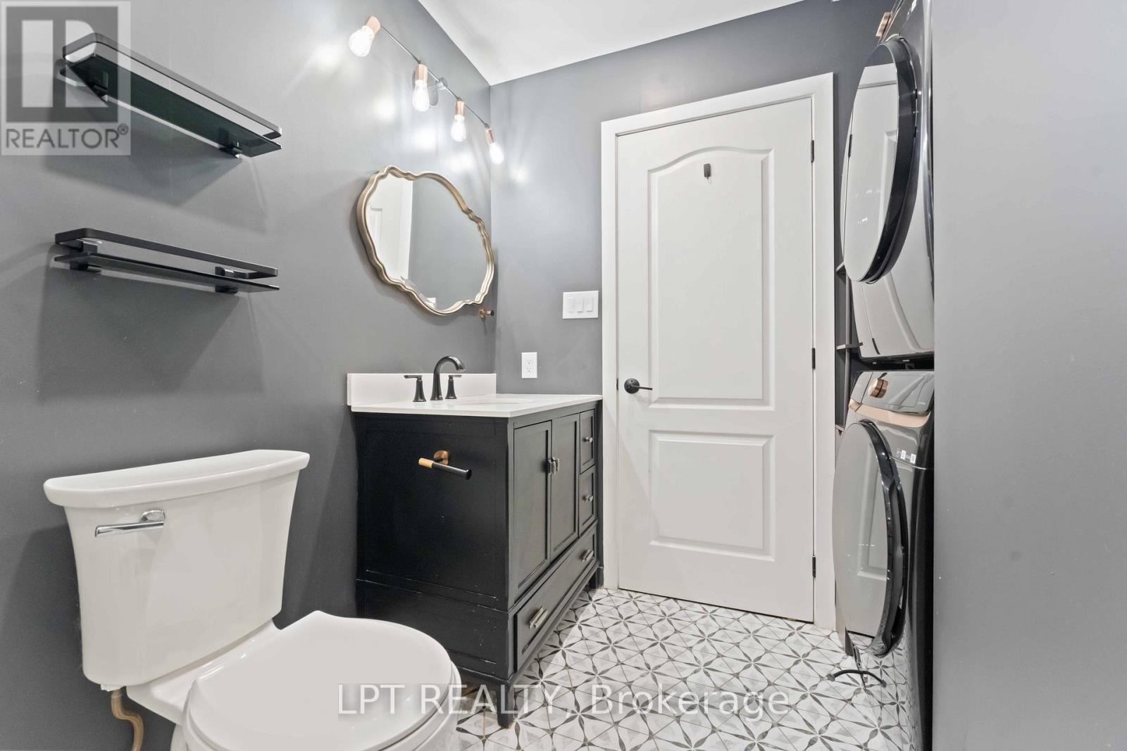 213 Idlewild Private, Ottawa, ON - Indoor Photo Showing Bathroom