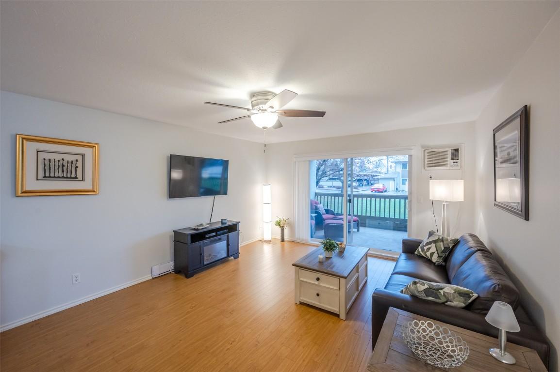 103-1820 Atkinson Street, Penticton, BC - Indoor Photo Showing Living Room