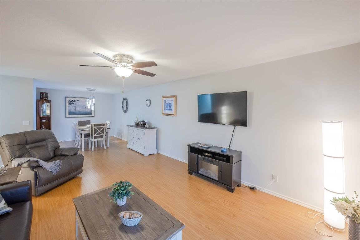 103-1820 Atkinson Street, Penticton, BC - Indoor Photo Showing Living Room