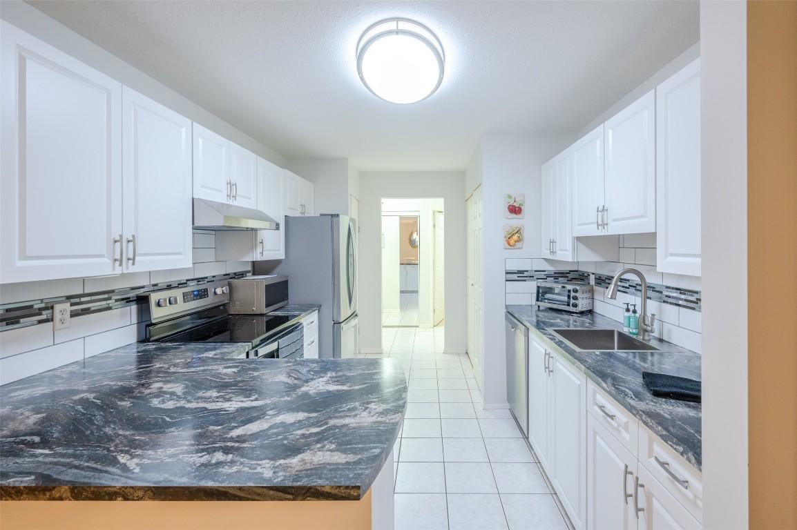 103-1820 Atkinson Street, Penticton, BC - Indoor Photo Showing Kitchen With Stainless Steel Kitchen With Upgraded Kitchen