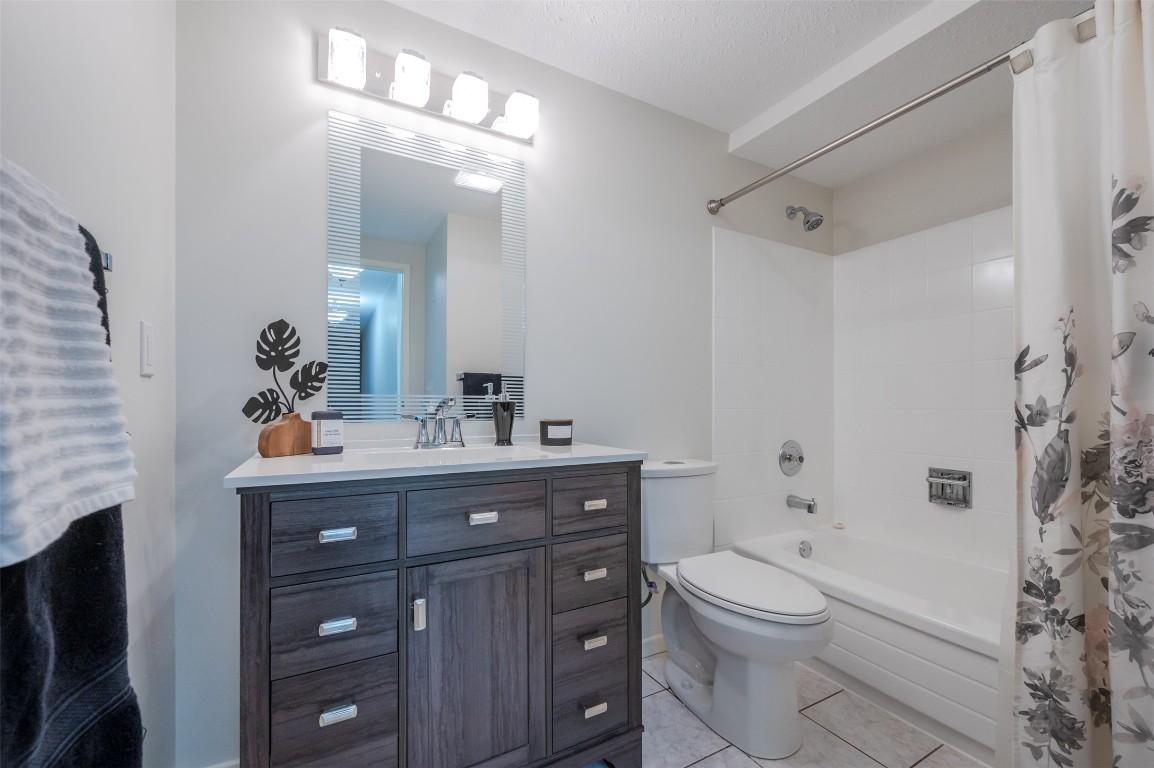 103-1820 Atkinson Street, Penticton, BC - Indoor Photo Showing Bathroom